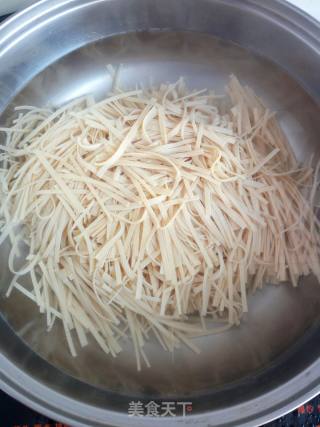 炝拌干豆腐的做法步骤：1