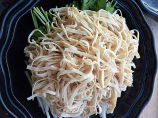 炝拌干豆腐的做法步骤：5