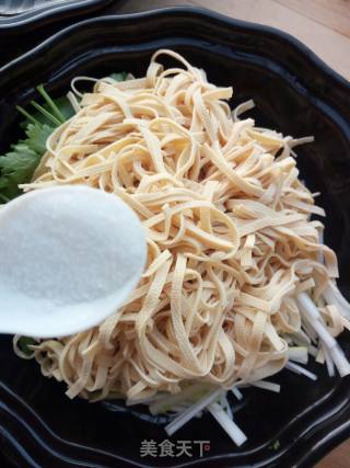 炝拌干豆腐的做法步骤：6
