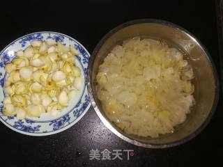 银耳百合汤的做法步骤：1