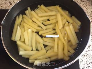 炸薯条的做法步骤：3