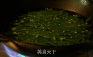 星级菜轻松做菌菇香拌荷兰豆的做法步骤：2