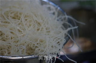 虾仁鱿鱼炒粉干的做法步骤：5