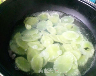 白灼莴笋的做法步骤：2