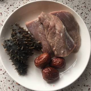 海参猪肉汤的做法步骤：1