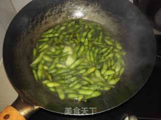 煮毛豆配盐水土豆的做法步骤：2