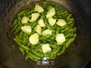煮毛豆配盐水土豆的做法步骤：7