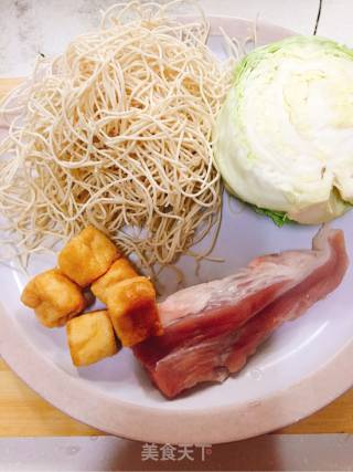 肉丝油豆腐炒面的做法步骤：1
