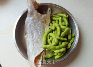 咸黄鱼炒毛豆的做法步骤：1