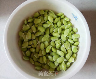 咸黄鱼炒毛豆的做法步骤：2