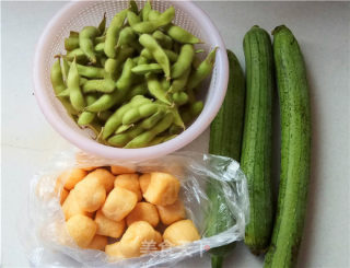 丝瓜烧毛豆油豆腐的做法步骤：1