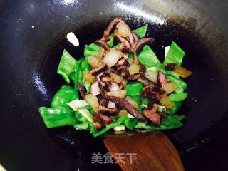酱油肉炒青椒的做法步骤：7