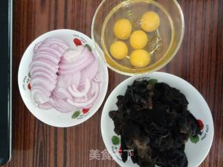 洋葱木耳炒鸡蛋的做法步骤：1