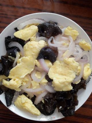 洋葱木耳炒鸡蛋的做法步骤：6