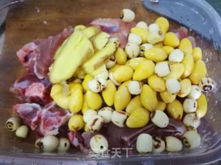 白果莲子排骨汤的做法步骤：4
