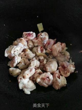 老干妈烧鸡翅根的做法步骤：3