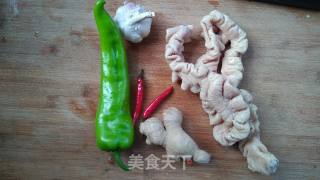 尖椒肥肠的做法步骤：1