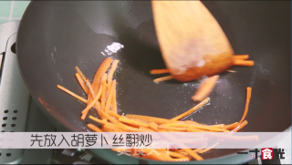 五彩茭白的做法步骤：4