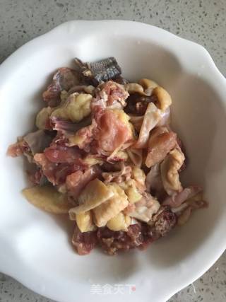 土豆烧鸡块的做法步骤：1