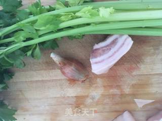 芹菜炒肉的做法步骤：1