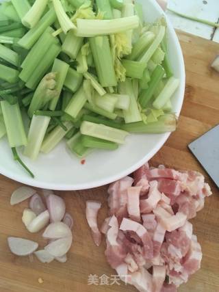 芹菜炒肉的做法步骤：2