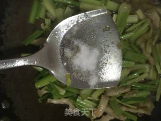 芹菜炒肉的做法步骤：11