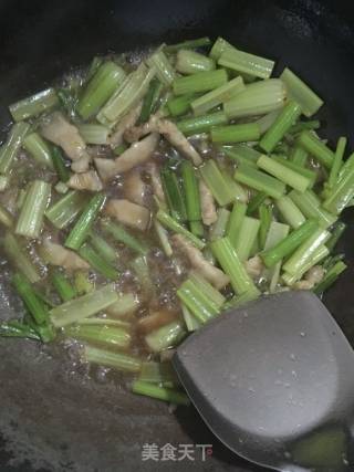 芹菜炒肉的做法步骤：12