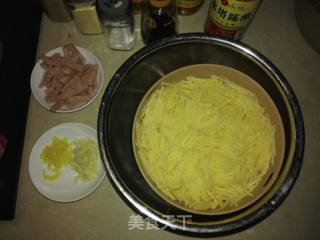 午餐肉炒土豆丝的做法步骤：1