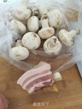 蘑菇炒肉的做法步骤：1