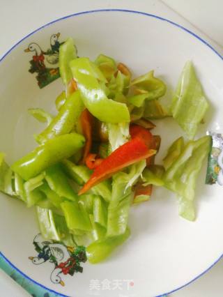简单生活-鸡腿菇炒肉的做法步骤：2