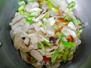 简单生活-鸡腿菇炒肉的做法步骤：7