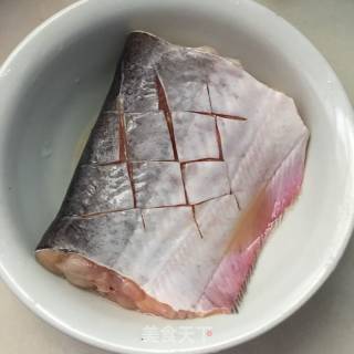 蒜烧鲶鱼的做法步骤：1