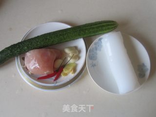 鸡丝凉皮的做法步骤：1