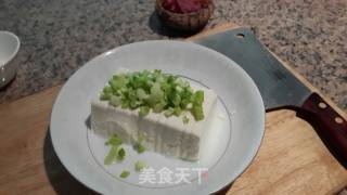 小葱拌豆腐(神秘调料让你的小葱拌豆腐更滑润香口)的做法步骤：4