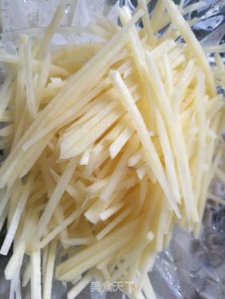 土豆丝洋葱炒蛋的做法步骤：1