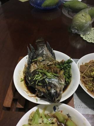 清蒸罗非鱼的做法步骤：1