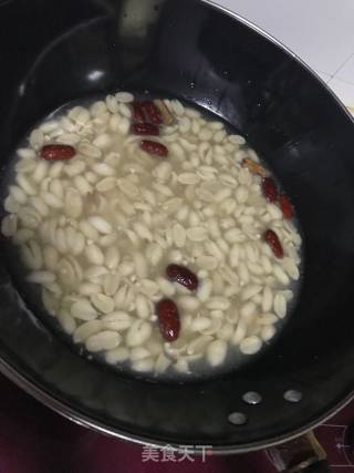 红枣鸡蛋花生汤的做法步骤：4