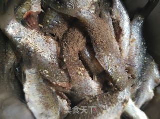 香煎小鱼的做法步骤：2