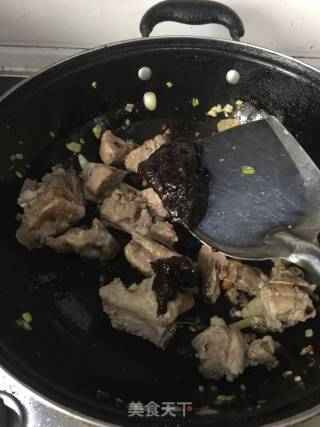 土豆炖排骨的做法步骤：7