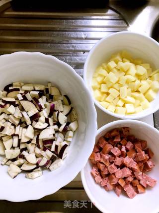 茄子土豆炖红肠的做法步骤：2
