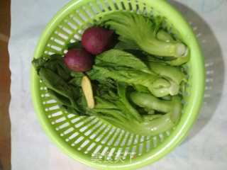 紫薯芥菜汤的做法步骤：1