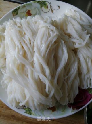 肉片炒河粉的做法步骤：1