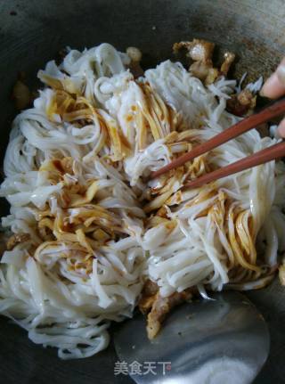 肉片炒河粉的做法步骤：5