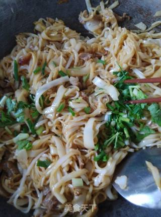 肉片炒河粉的做法步骤：7