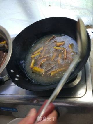 腊肉红焖黄鳝的做法步骤：3