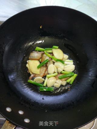 腊肉红焖黄鳝的做法步骤：5