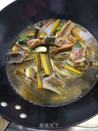 腊肉红焖黄鳝的做法步骤：7