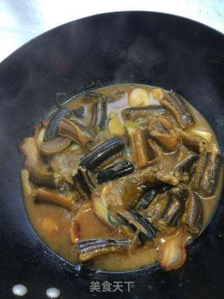 腊肉红焖黄鳝的做法步骤：8