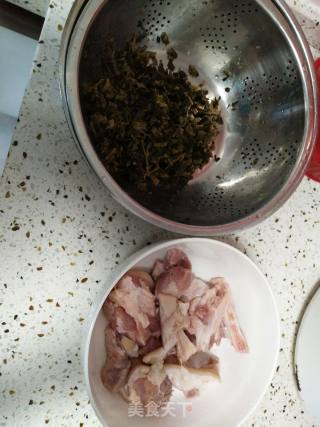 猪蹄蒸盐干菜的做法步骤：1