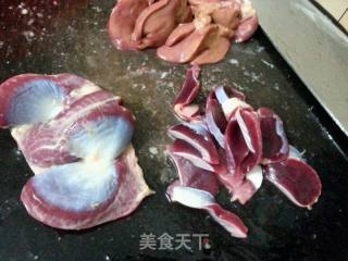 炒鸡杂的做法步骤：1